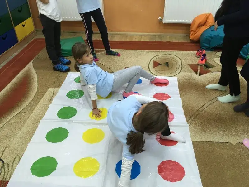 Zabawy integracyjne dla klas 1-3: Magiczne sposoby na zgrany zespół w szkole