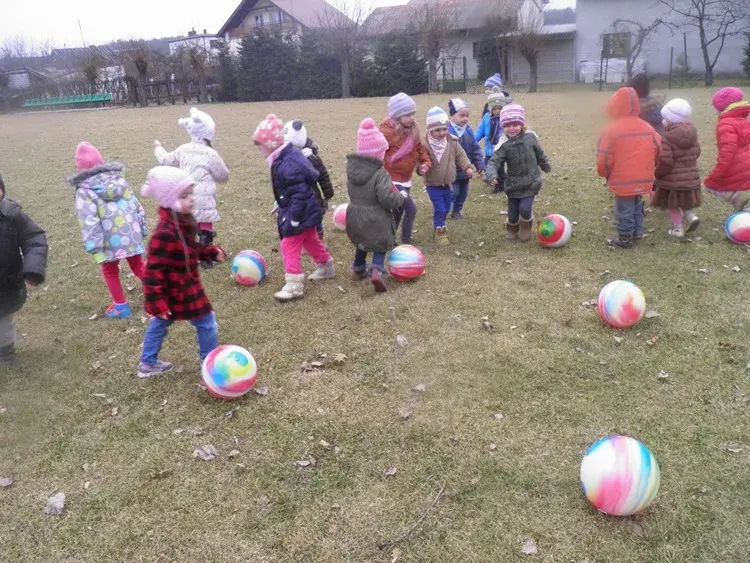 Zabawy integracyjne z piłką, które zburzą nudę w grupie i rozpalą ducha współpracy