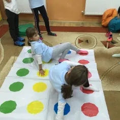 Zabawy integracyjne dla klas 1-3: Magiczne sposoby na zgrany zespół w szkole