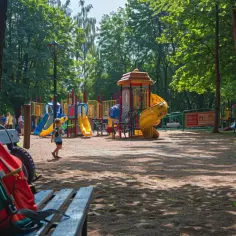 Plac zabaw Błonie: Rodzinne atrakcje na świeżym powietrzu