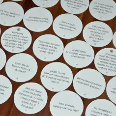 Pytania integracyjne, które zaskoczą każdego rekrutera i kandydata