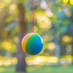 Piłka na sznurku dla dzieci: Zabawka rozwijająca koordynację