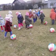Zabawy integracyjne z piłką, które zburzą nudę w grupie i rozpalą ducha współpracy