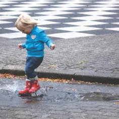 Jesienne akcesoria dla dzieci: jak przygotować malucha na deszczowe dni?