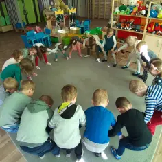Zabawy integracyjne dla klas 4-6: 10 skutecznych pomysłów