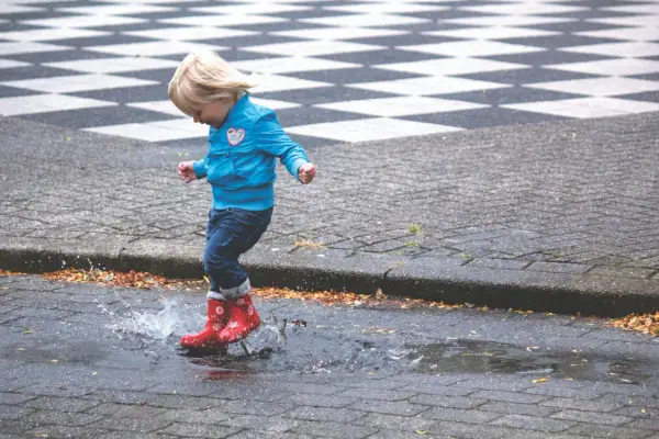 Jesienne akcesoria dla dzieci: jak przygotować malucha na deszczowe dni?